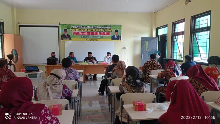 Menjadi Moderat dalam Beragama (Sosialisasi Moderasi Beragama di MTsN 1 Bungo)