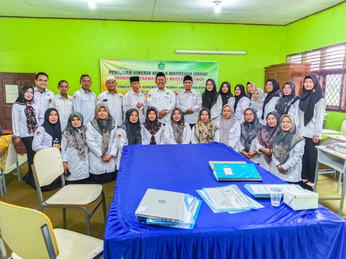 Foto Bersama Jadi Penutup Indah PKKM 2025 MTsN 1 Bungo, Tanda Kebersamaan dan Kesuksesan