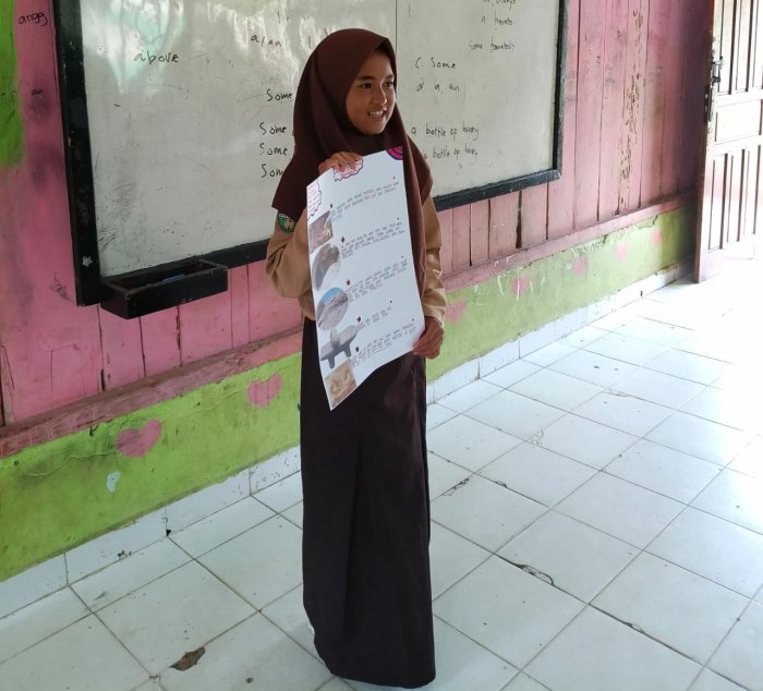 Siswa Kelas VIIC Latih Kemampuan Berbicara di Depan Umum Melalui Presentasi Kliping Sejarah