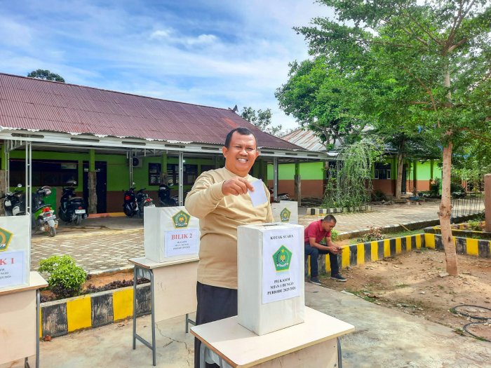 Kepala MTsN 1 Bungo Turut Sukseskan PILKASIM 2025: Dorong Budaya Demokrasi Sejak Dini