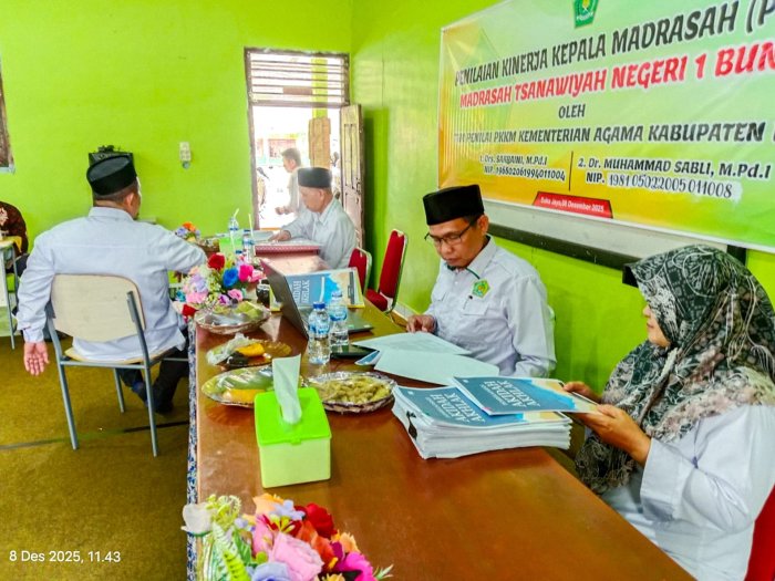 Dipantau Pengawas Madrasah, Ibu Deswanti Jalani Pemeriksaan Administrasi Guru
