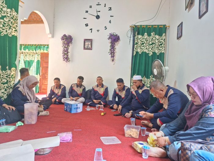 Dalam Duka dan Doa, Keluarga Besar MTsN 1 Bungo Sambangi Kediaman Keluarga Ibu Fitra Hayati