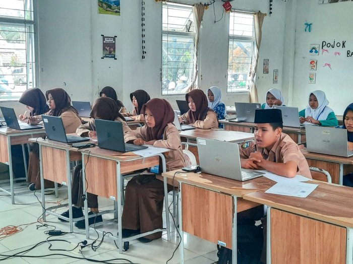 Delegasi OMI Matematika MTsN 1 Bungo Jalani Kompetisi dengan Tenang