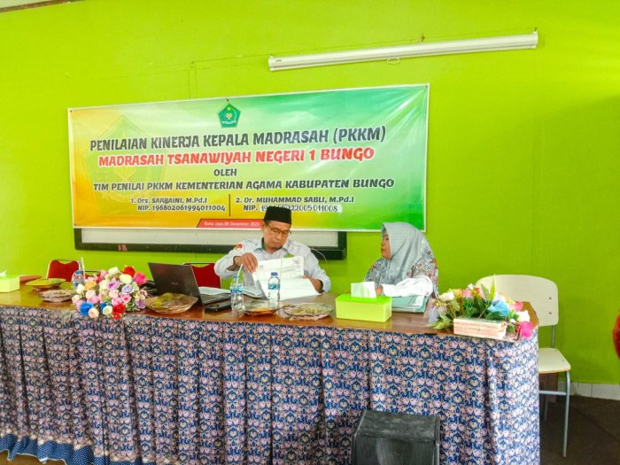 Guru Senior Ibu Fadilah, S.Ag., Tunjukkan Administrasi Lengkap dalam Penilaian Kinerja Kepala Madrasah (PKKM)