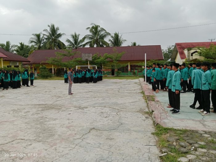 Perkuat Karakter Siswa, Waka Kesiswaan MTsN 1 Bungo Lakukan Bimbingan Disiplin Setelah Wirid Yasin