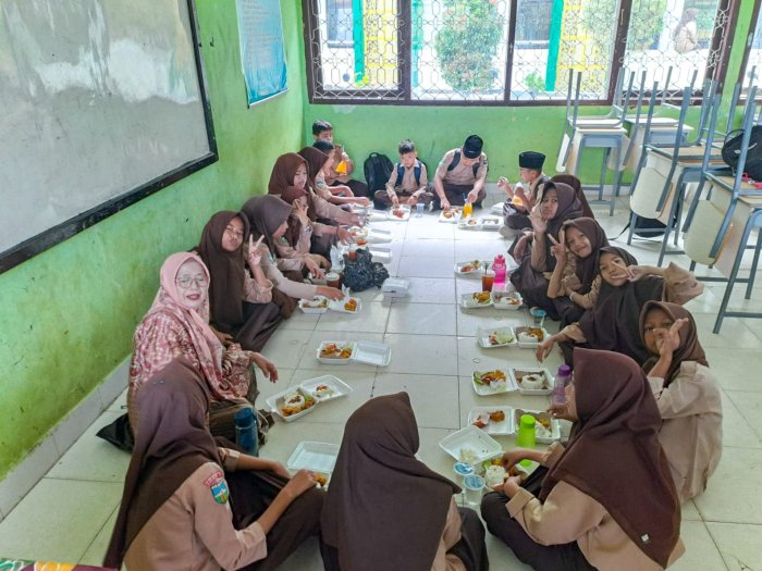 Kebersamaan Kelas VII A MTsN 1 Bungo Terjalin Lewat Kegiatan Makan Bersama Jelang Penerimaan Rapor PTS