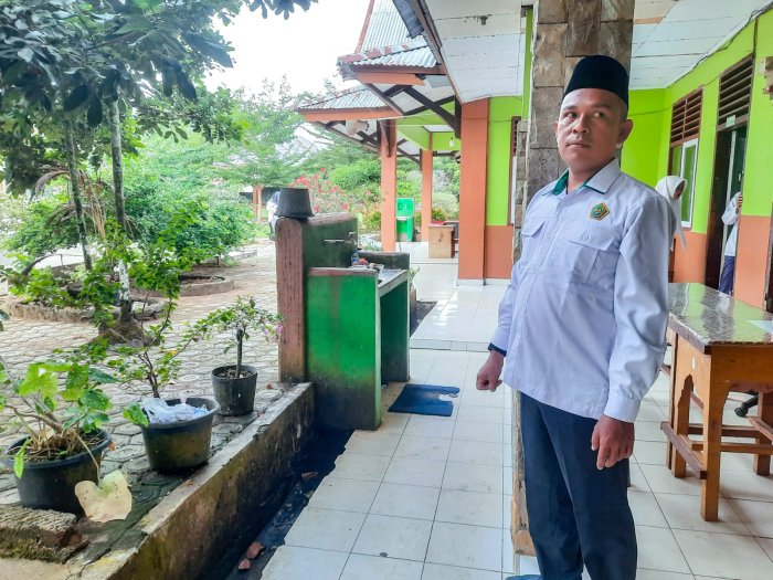 Guru Piket Senin Siap Siaga: MTsN 1 Bungo Tampilkan Kedisiplinan Jelang Upacara Bendera