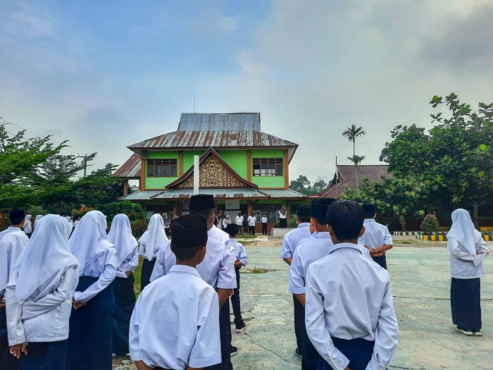 Senin Tiba, Semangat Baru di MTsN 1 Bungo: Siswa dan Guru Kembali ke Madrasah