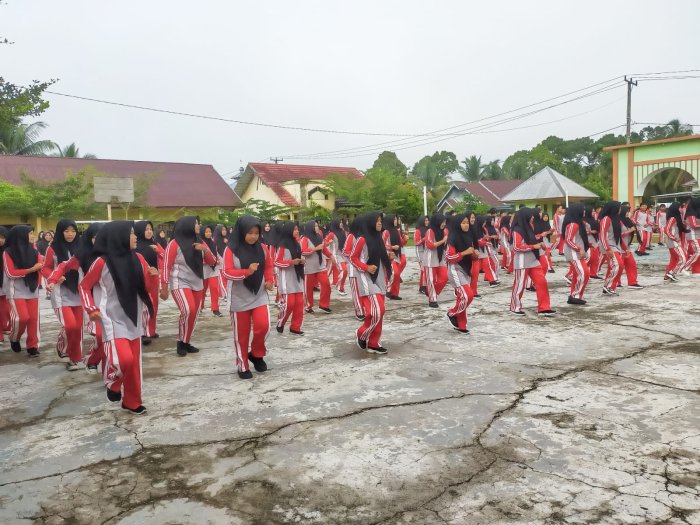 Sabtu Sehat Penuh Semangat: Senam Kesehatan Jasmani MTsN 1 Bungo Bangun Energi Positif dan Kebersamaan Sabtu Sehat Penuh Semangat: Senam Kesehatan Jasmani MTsN 1 Bungo Bangun Energi Positif dan Kebersamaan