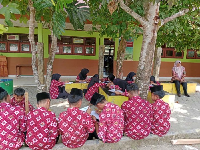 Sensasi Belajar di Taman Madrasah, Kelas VIII B MTsN 1 Bungo Rasakan Pengalaman Menyenangkan