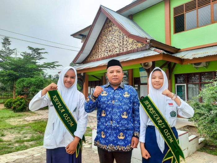 Pembina OSIM MTsN 1 Bungo Dorong Warga Madrasah Amalkan Nilai-Nilai Sumpah Pemuda