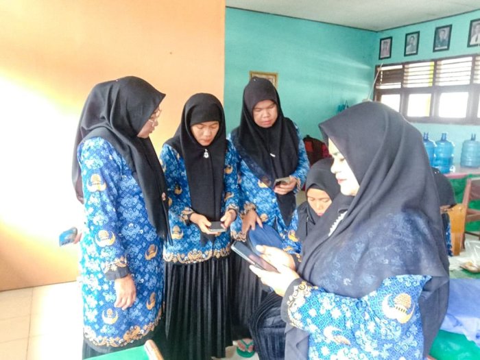 Lakukan Penguplodan Poto Profil SIMPEG 5: Majelis Guru Tampak Antusias Lakukan Penguplodan Poto Profil SIMPEG 5: Majelis Guru Tampak Antusias