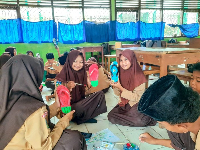 Kreasi Unik di MTsN 1 Bungo: Sandal Jepit Disulap Jadi Media Ilustrasi Seni Budaya