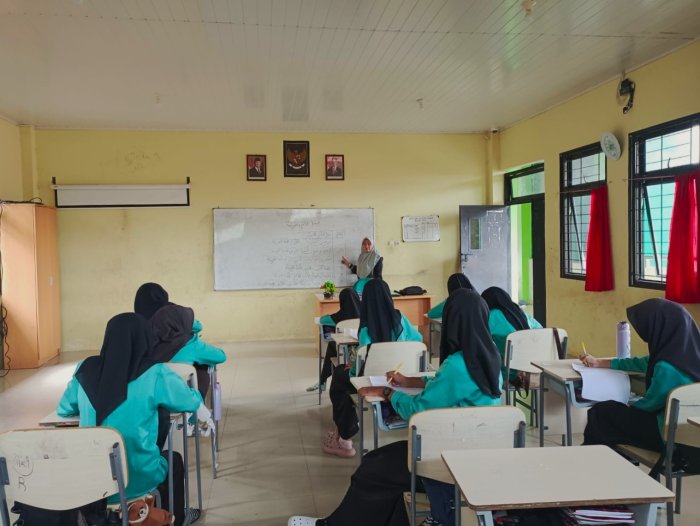 Ibu Salbiyah Sajikan Pembelajaran Bahasa Arab Kelas IX A Sesuai KBC melalui Pendekatan Humanis
