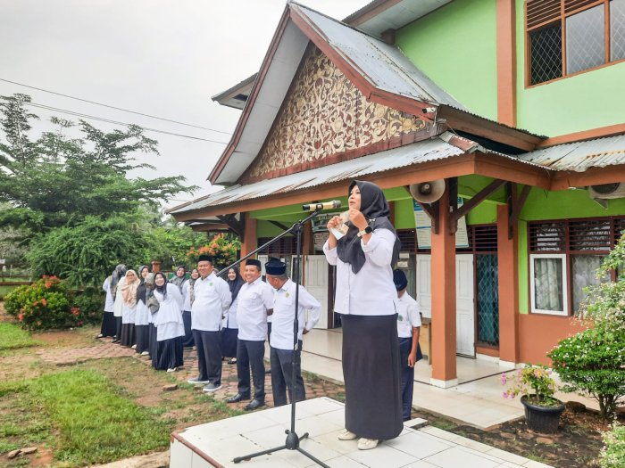 Dari Kertas Biasa Menjadi Bernilai: Amanat Inspiratif dalam Upacara Bendera MTsN 1 Bungo