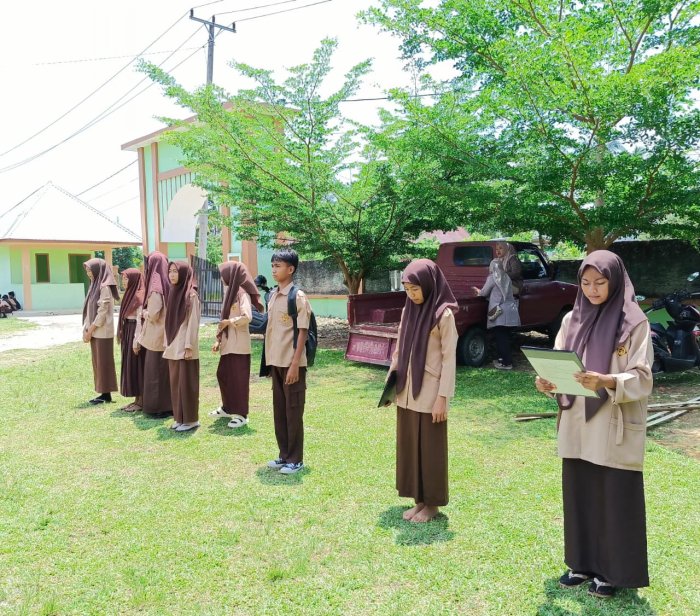Tingkatkan Kedisiplinan: Siswa Kelas IX A MTsN 1 Bungo Tetap Latihan Intensif Upacara Bendera Walau Sudah Mahir