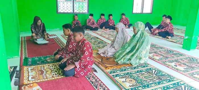 Siswa Kelas VII Laksanakan Praktik Shalat Fardhu: Terapkan Materi Fikih di Lapangan