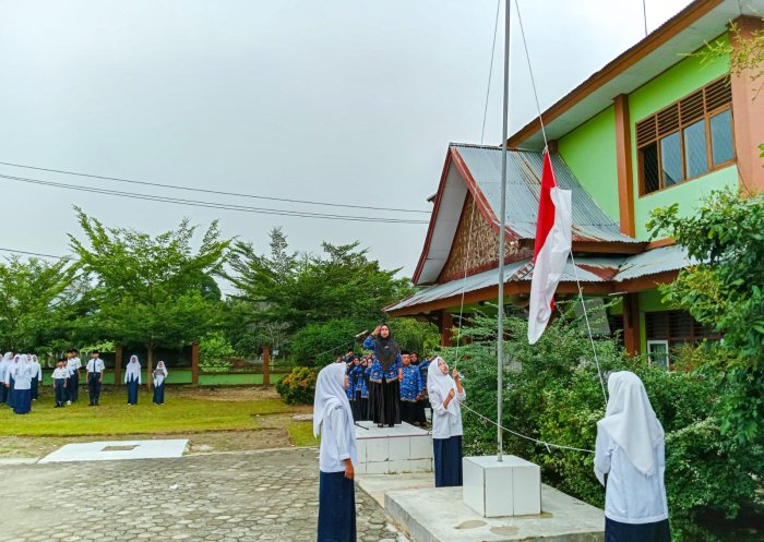 Tiga Srikandi Kelas VIIIB Sukses Kibarkan Sang Merah Putih di Upacara Bendera Penuh Khidmat