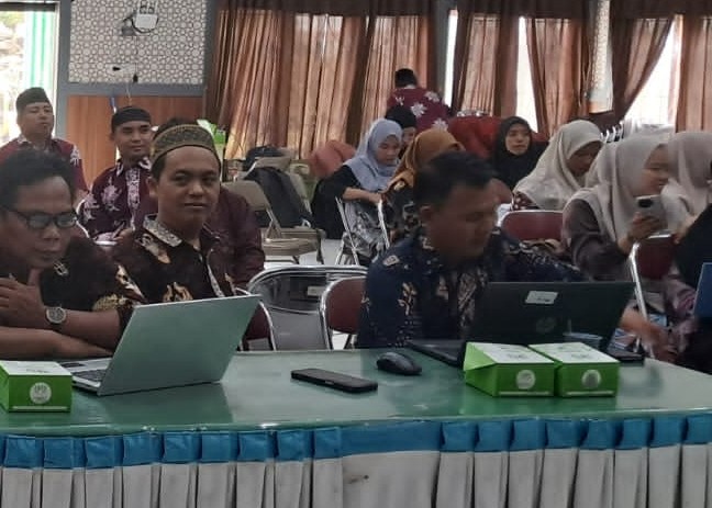 Perkuat Kompetensi Digital Madrasah, Operator EMIS GTK MTsN 1 Bungo Ikuti Sosialisasi Lanjutan Aplikasi MAGGIS