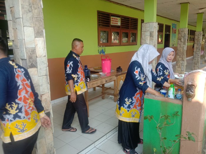 Kebersamaan yang Menginspirasi: Guru dan GTK MTsN 1 Bungo Saling Bahu Membahu Bersihkan Peralatan Makan