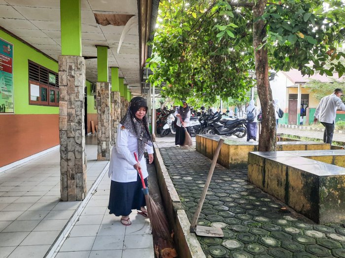 Semangat Hari Pertama! Guru Piket MTsN 1 Bungo Kompak Bersihkan Madrasah Usai Libur Lebaran Semangat Hari Pertama! Guru Piket MTsN 1 Bungo Kompak Bersihkan Madrasah Usai Libur Lebaran