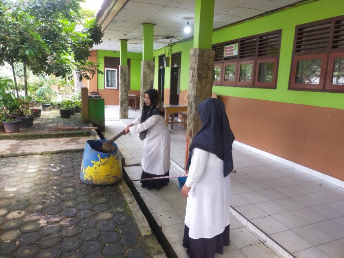 Wujudkan Madrasah Asri, Guru MTsN 1 Bungo Kompak Jaga Kebersihan Lingkungan Wujudkan Madrasah Asri, Guru MTsN 1 Bungo Kompak Jaga Kebersihan Lingkungan