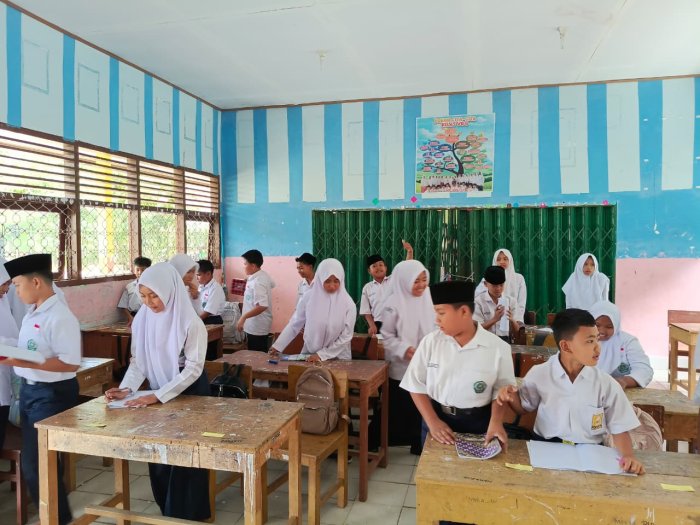 Kelas VII B Terapkan Sistem Pindah Tempat Duduk untuk Penilaian Formatif Akhir Bab Mapel Seni Budaya