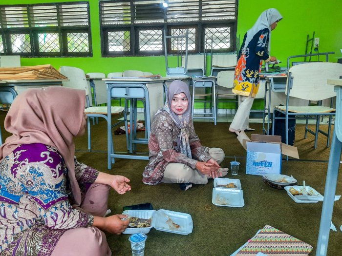 Panitia ASAS 2025 MTsN 1 Bungo Nikmati Konsumsi dalam Suasana Penuh Kebersamaan