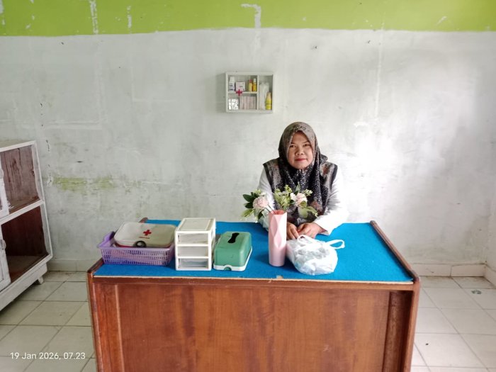 Respons Cepat Pembina UKS MTsN 1 Bungo dalam Menangani Siswa Sakit di Ruang UKS