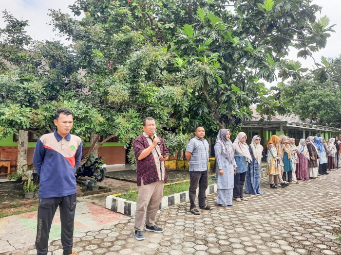 Apel Pembukaan Penerimaan Rapor, Kepala MTsN 1 Bungo Berikan Arahan dan Motivasi kepada Peserta Didik