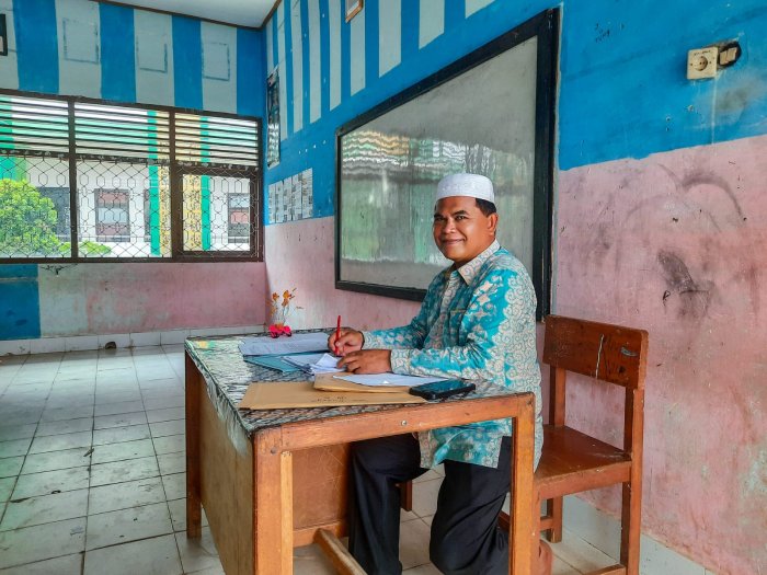 Semangat Tak Luntur, Guru Pengawas MTsN 1 Bungo Tetap Optimal Mengawal Ujian di Jam Terakhir