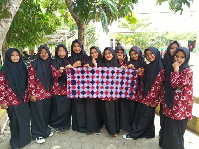 Siswa Kelas VII C MTsN 1 Bungo Eksplorasi Seni Shibori Dua Warna