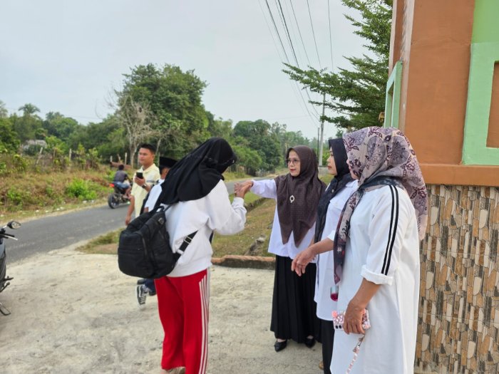 Salam Santun di Gerbang Madrasah, Guru Piket MTsN 1 Bungo Wujudkan Semangat KBC Sejak Pagi Hari