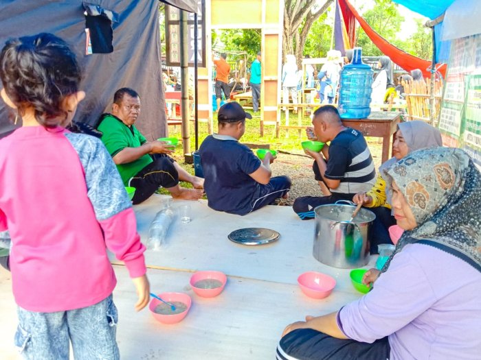 Hangatnya Kebersamaan: Kamad, Pembina, dan GTK Madtsanesa Bungo Menikmati Bubur Kacang