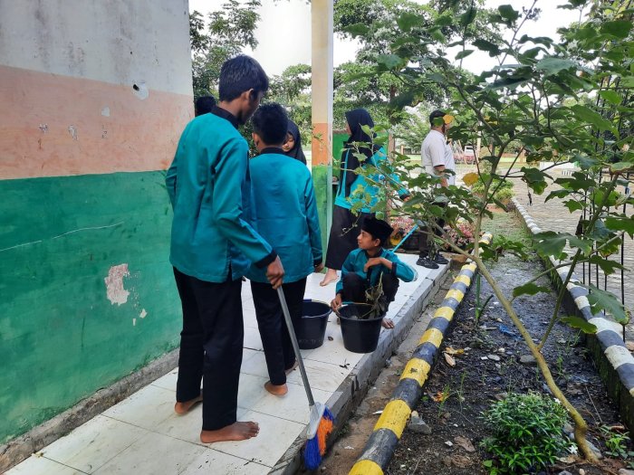 Rutinitas Pagi Peserta Didik MTsN 1 Bungo: Bersih Kelas Sebelum Belajar