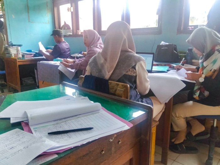 Majelis Guru MTsN 1 Bungo Sibuk Lakukan Penilaian PTS Majelis Guru MTsN 1 Bungo Sibuk Lakukan Penilaian PTS