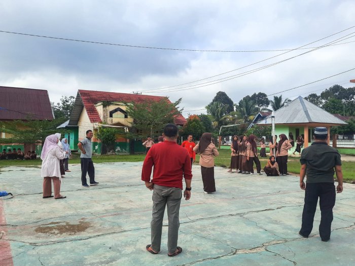 Seru dan Penuh Kekompakan: Guru dan Tendik MTsN 1 Bungo Meriahkan Istirahat Pagi dengan Pertandingan Voli