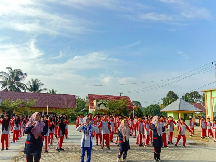 Guru dan Tendik MTsN 1 Bungo Antusias Ikuti Senam Kesehatan Jasmani, Rasakan Manfaat yang Signifikan
