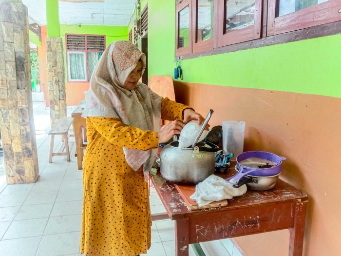 Sejuknya Kebersamaan! Bu Deswanti, S.Ag., Siapkan Es Teh Segar untuk Pejuang Kebersihan MTsN 1 Bungo