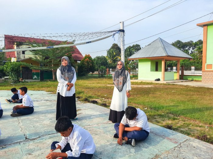 Tegakkan Disiplin, Guru Piket MTsN 1 Bungo Sukses Dukung Kelancaran KBM