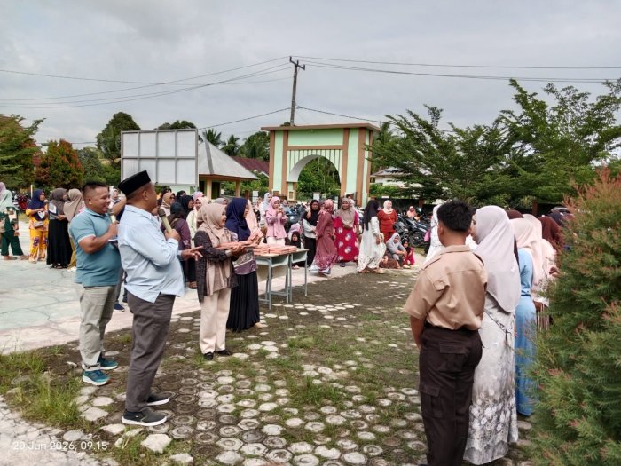Suasana Haru dan Bangga Warnai Pengambilan Rapor di MTsN 1 Bungo, Peringkat Terbaik Diumumkan di Hadapan Orang Tua