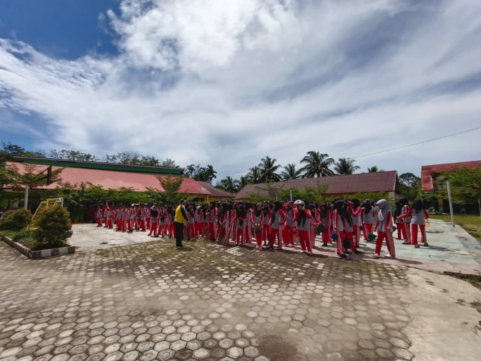 Sambut Ramadan 1447 H, MTsN 1 Bungo Gelar Gotong Royong Bersihkan Lingkungan Madrasah