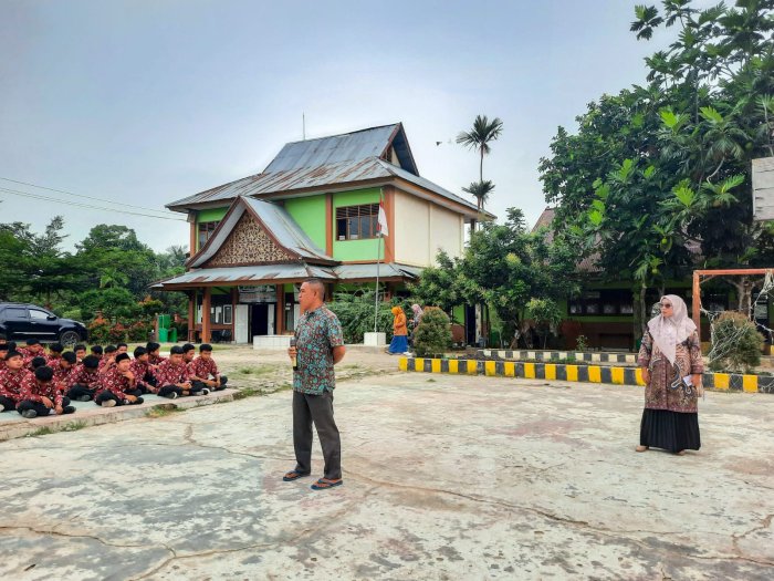 Usai Pengajian Pagi, Waka Kesiswaan MTsN 1 Bungo Beri Arahan Tegas Tata Tertib Madrasah