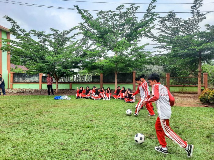 Siswa Kelas 8C MTsN 1 Bungo Antusias Ikuti Pembelajaran Permainan Bola Besar