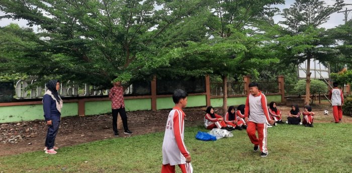 Guru PJOK MTsN 1 Bungo Tekankan Pentingnya Semangat dan Kekompakan dalam Pembelajaran Guru PJOK MTsN 1 Bungo Tekankan Pentingnya Semangat dan Kekompakan dalam Pembelajaran