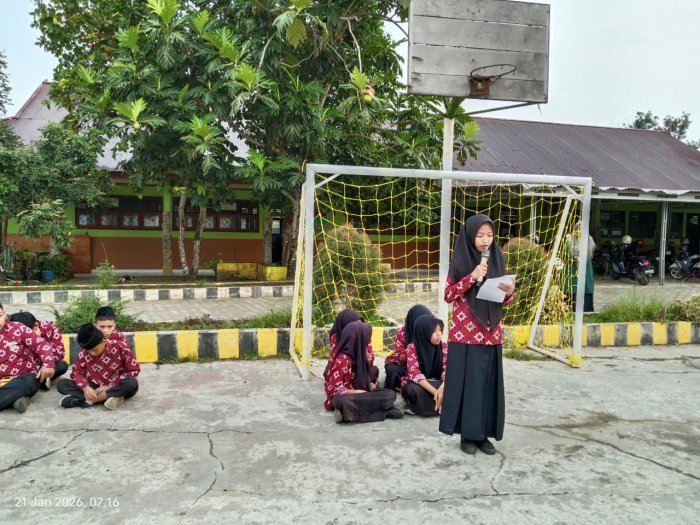 Sukses Berpidato Bahasa Inggris, Ananda Naura dan Audi Warnai Kegiatan Pembiasaan Pagi di MTsN 1 Bungo