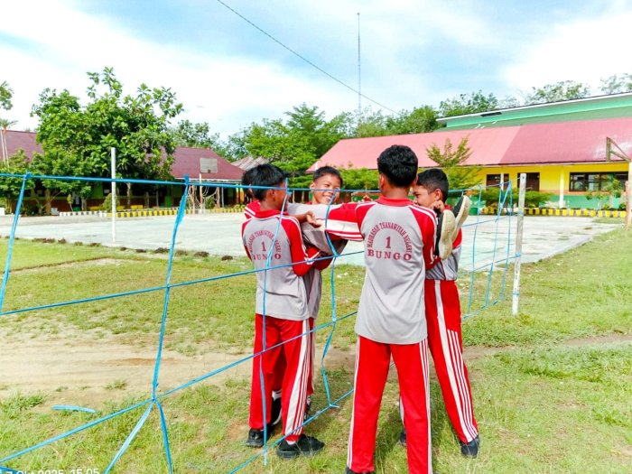 Persiapan Jambore Ranting, Pramuka MTsN 1 bungo Latih Ketangkasan Lewat Spider Web Persiapan Jambore Ranting, Pramuka MTsN 1 bungo Latih Ketangkasan Lewat Spider Web