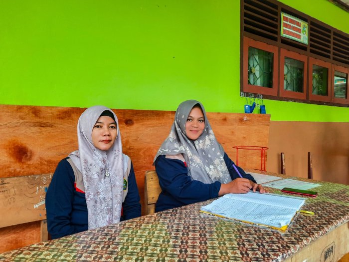 Sinergi Tanpa Henti: Guru Piket MTsN 1 Bungo Teguhkan Semangat Layanan Pendidikan Berkualitas