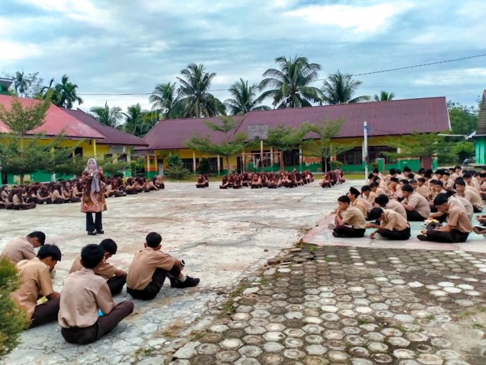 Pengajian Pagi Kamis: Kelas 9C Tampil Penuh Khidmat di Bawah Bimbingan Tiga Pendidik Inspiratif