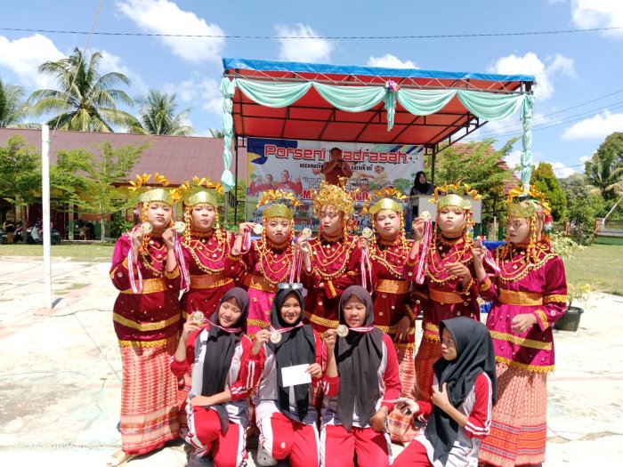 Senyum Bangga Siswa VIII B MTsN 1 Bungo Warnai Kemenangan di Ajang Porseni Senyum Bangga Siswa VIII B MTsN 1 Bungo Warnai Kemenangan di Ajang Porseni